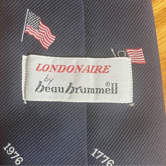 Londonaire by Beau Brummell United States Patriotic 1976 1776 Flag Tie - Picture 2 of 3